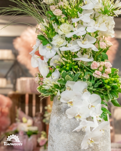 Composition florale de mariage aux orchidées blanches présentée par Tournesols au salon de Charleroi